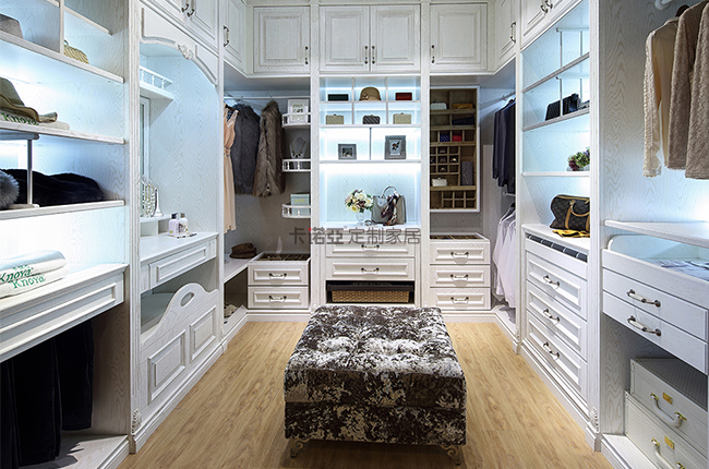 如何定制衣帽間？定制衣帽間的標準尺寸是多少？