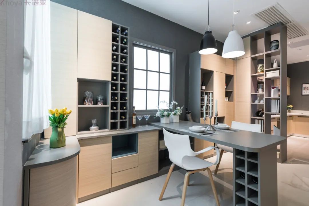 餐邊柜和餐桌融為一體，更節(jié)省空間